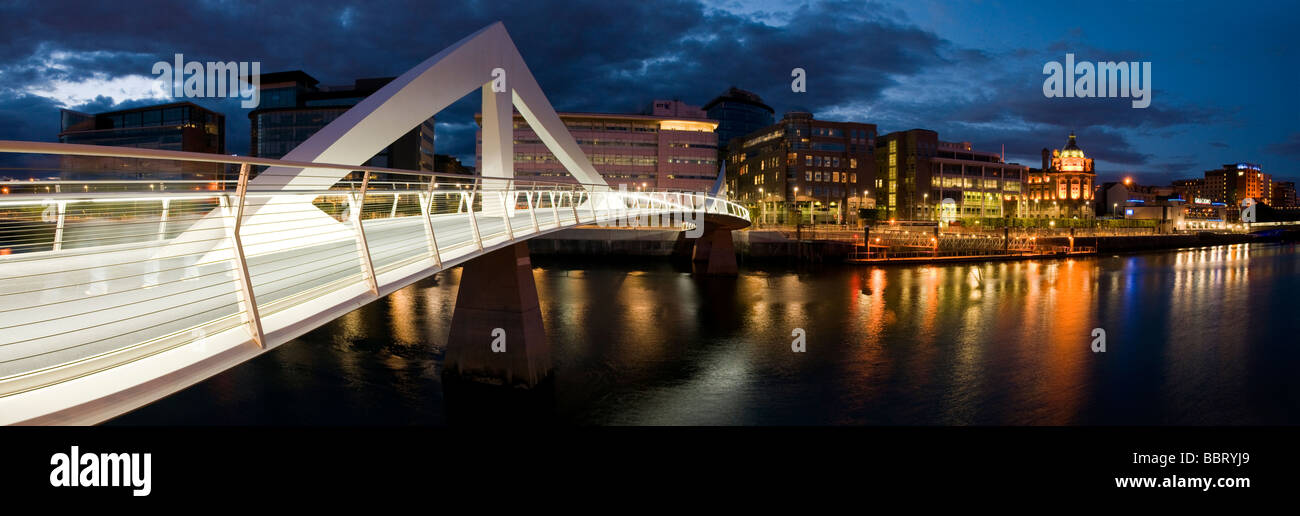 Nachtaufnahme von der Squiggly Brücke mit Reflexionen über River Clyde in Glasgow Stockfoto