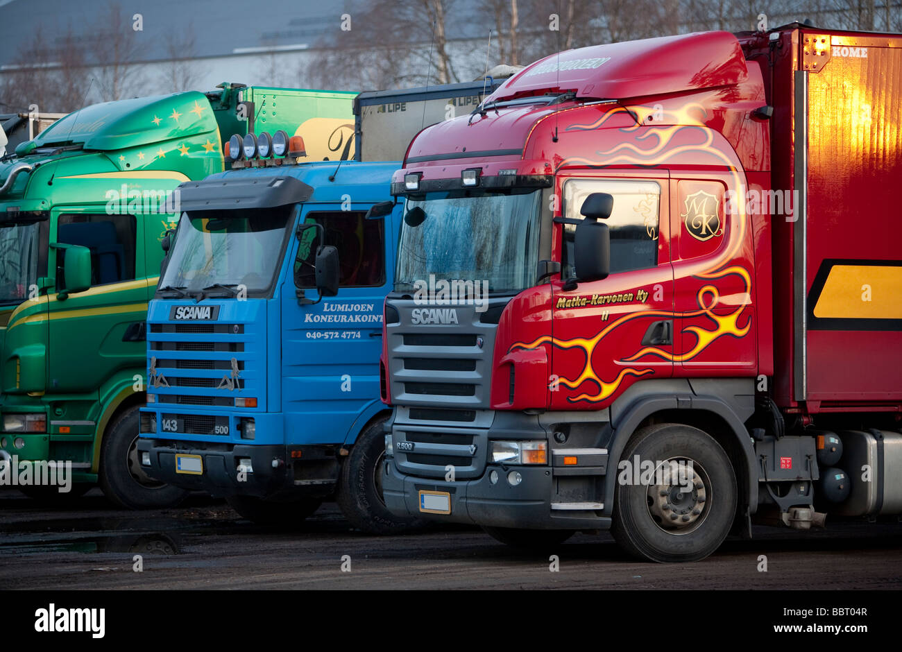 Reihe von geparkten lastwagen vorne Fotos und Bildmaterial in hoher Auflösung Alamy