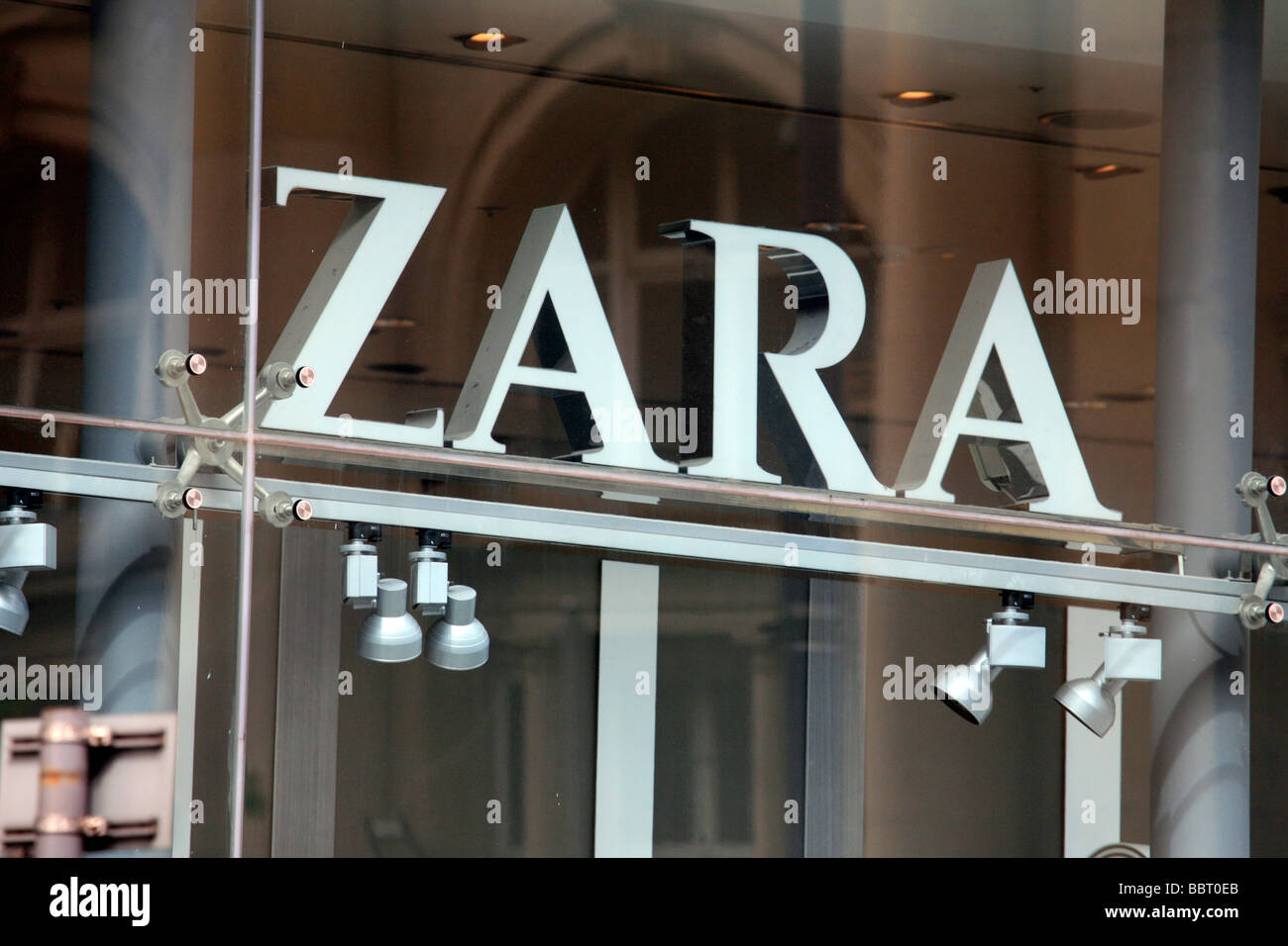 Zara Shop-Logo auf der High Street Stockfoto
