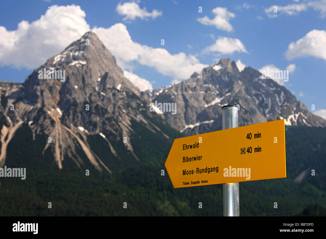 Richtungsanzeiger der Moos-Promenade in der Tiroler Zugspitz Arena zwischen Ehrwald und Biberwier, Tirol, Österreich Stockfoto