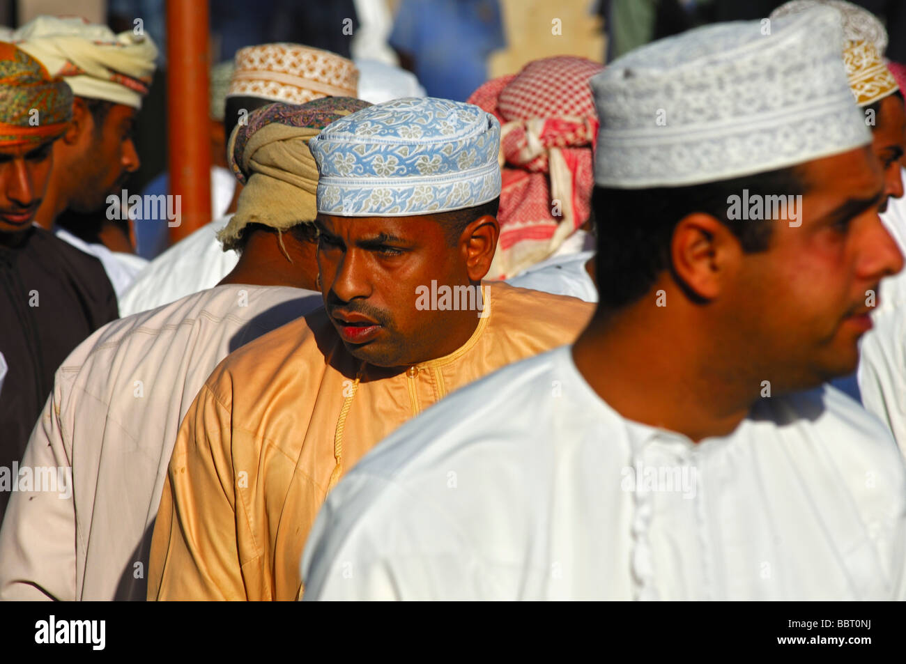 Gruppe der omanischen Männer in Tracht Dishdasha und einer Kummah Kappe auf dem Kopf, Nizwa, Sultanat von Oman Stockfoto