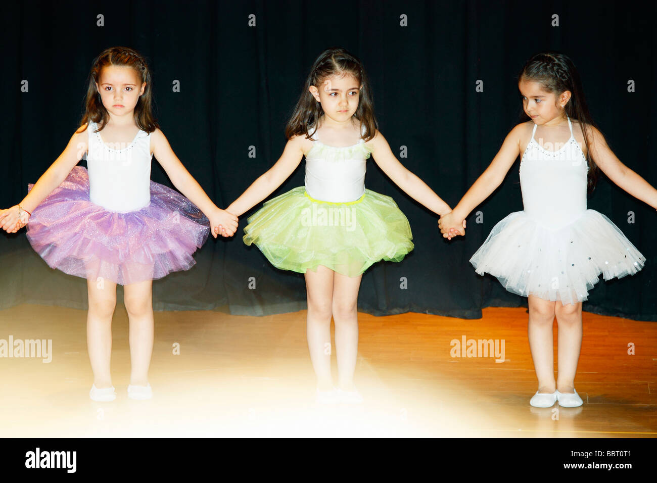 3 (drei) gekleidet Ballerina Mädchen / Kinder (4 5 Jahre alt) Durchführung Ballett auf der Bühne. Istanbul, Türkei, Juni 2009 Stockfoto