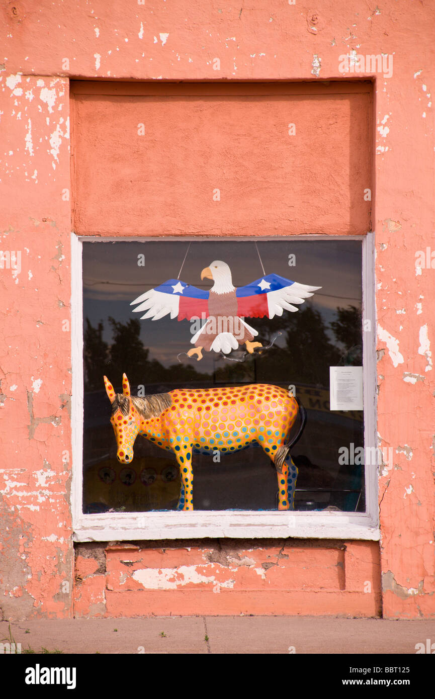 Künstlerische Schaufenster im Aufbau in New Mexiko Carrizozo, verblassen. Stockfoto