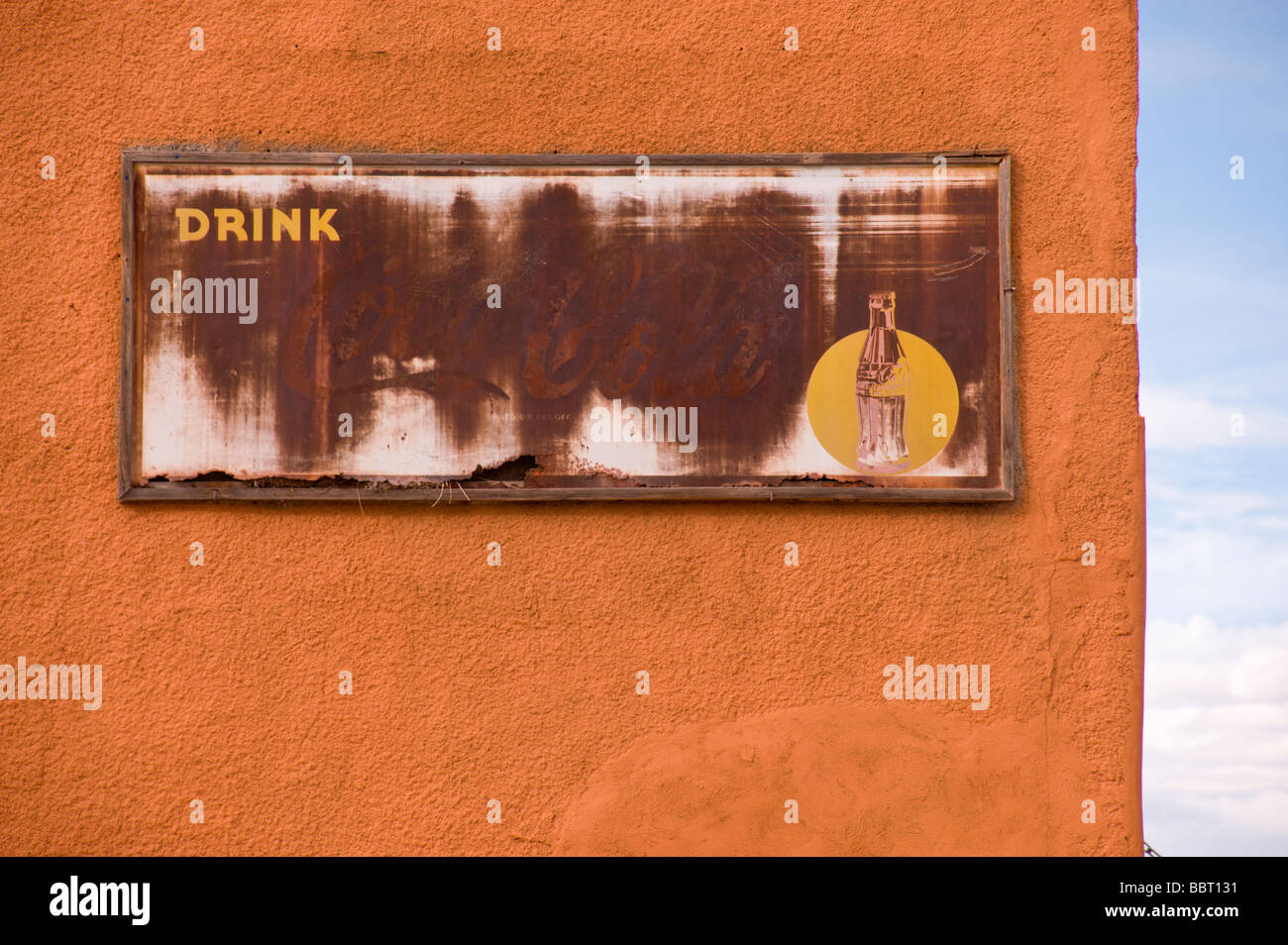 Ein altes Coca Cola Schild schwindet in der Wüstensonne in Carrizozo, New Mexico. Stockfoto
