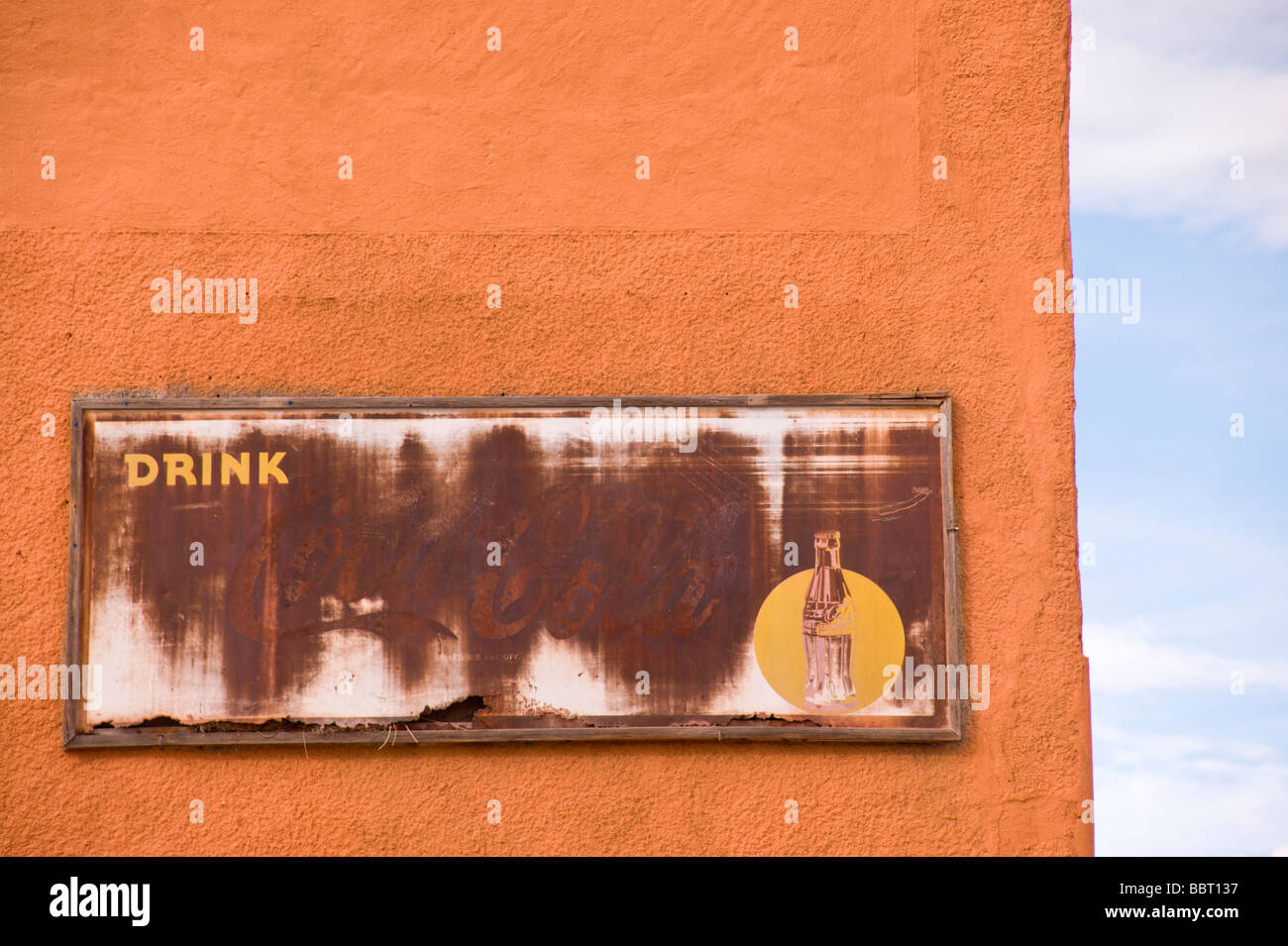 Ein altes Coca Cola Schild schwindet in der Wüstensonne in Carrizozo, New Mexico. Stockfoto