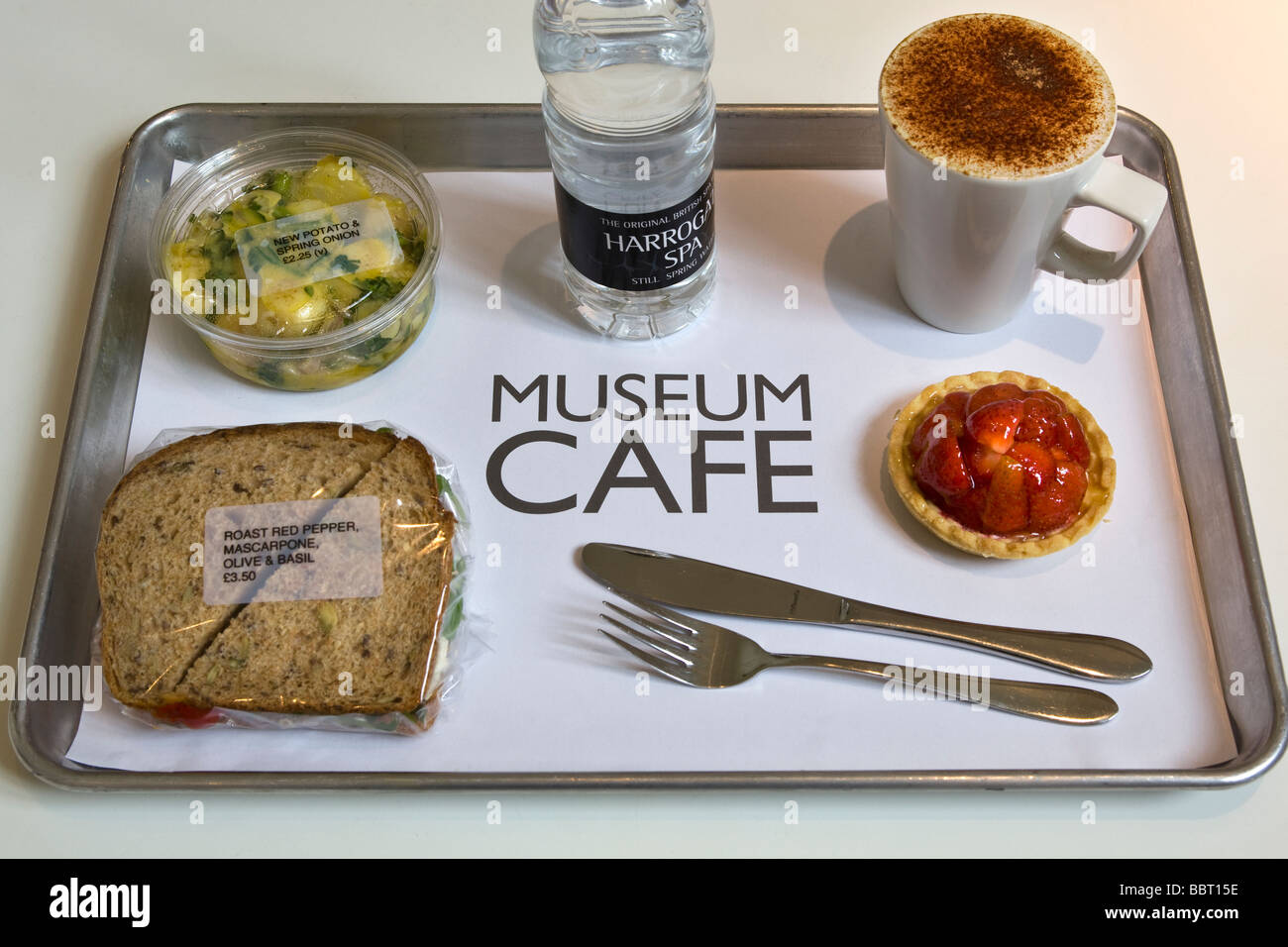 Tablett mit Essen zum Mitnehmen-Elemente im Museum Cafe Stockfoto