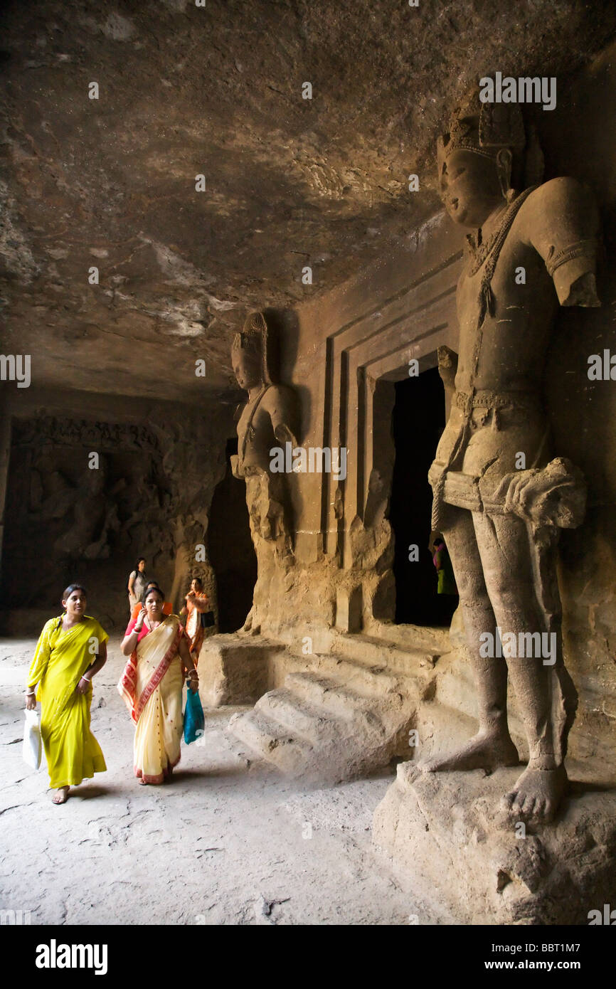 Innenraum mit riesigen Statuen der Wächter in den World Heritage Elephanta Höhlen auf Elephanta Island in der Nähe von Mumbai, Indien Stockfoto