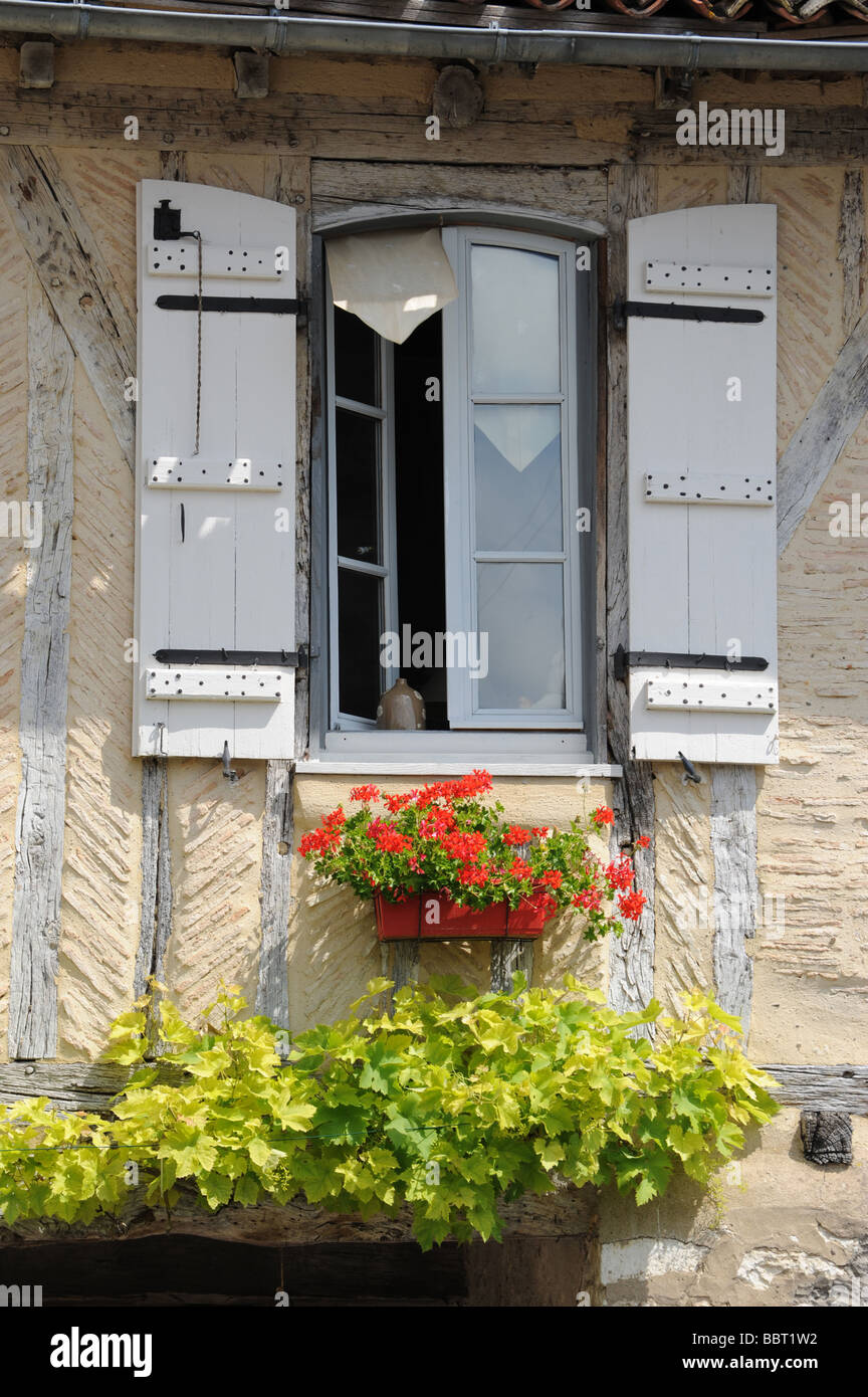 Typische Fenster und Fensterläden in Issigeac Dordogne Frankreich Stockfoto