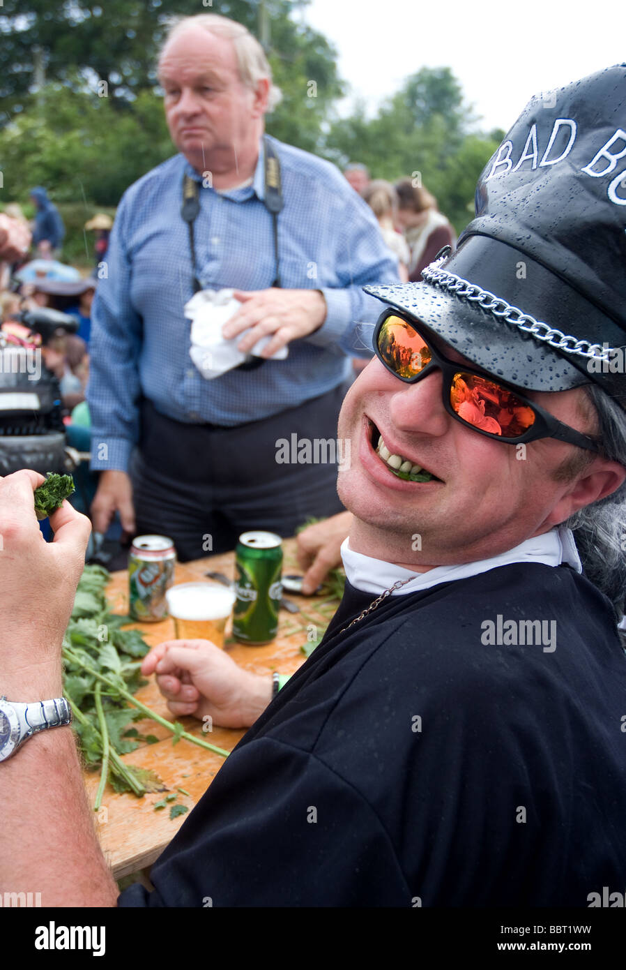 einer der vielen Wettbewerbern verkleidet bei den 2009 World Brennnessel Essen Meisterschaften Stockfoto