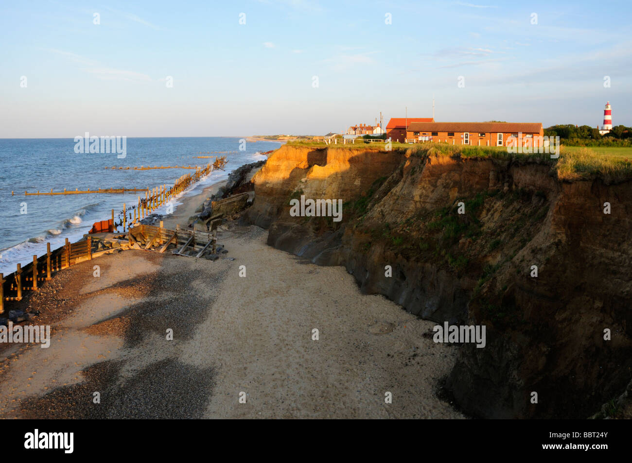 Die erodierten Klippen, Rettungsstation und Leuchtturm bei Happisburgh Norfolk England UK Stockfoto