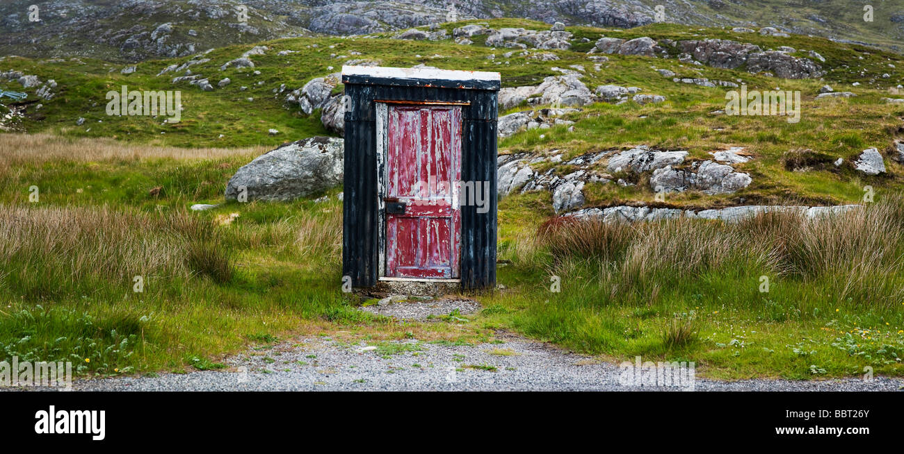 Remote Zinn Hütte mit einem verwitterten roten Holztür, in der Nähe von Tarbert, Isle of Harris, Äußere Hebriden, Schottland Stockfoto