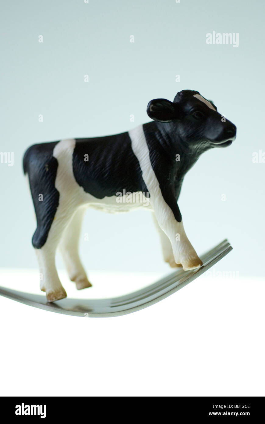 Baby Kuh Spielzeug auf einer Gabel Stockfoto