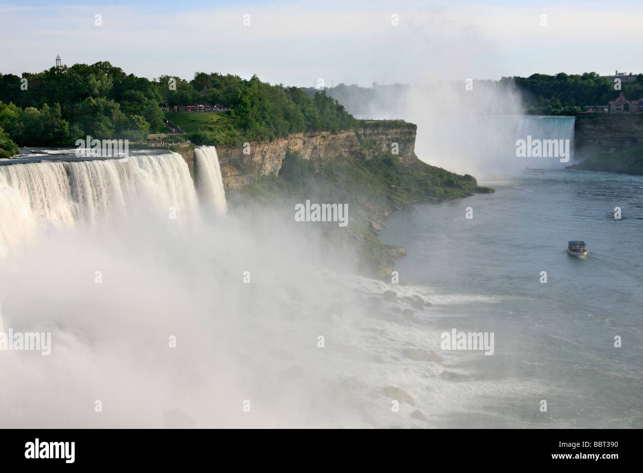 Der Wasserfall am Rande der Niagarafälle mit den Menschen im New York NY State Park USA von oben aus der Landschaft außerhalb des Horizonts und beeindruckender Hochauflösung Stockfoto