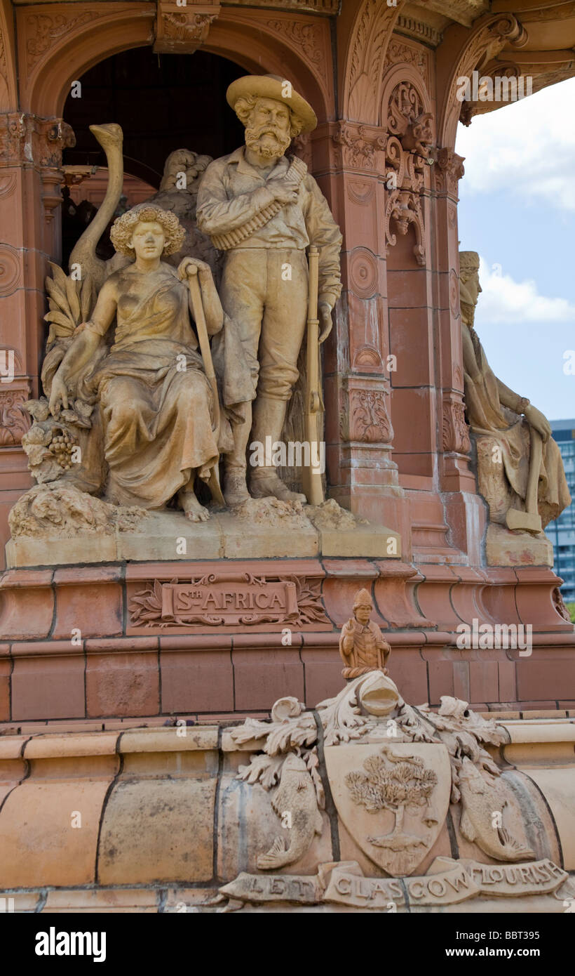 Eine Skulptur, die ein paar, die aus dem Vereinigten Königreich nach Südafrika ausgewandert. Teil des Brunnens Doulton, Glasgow Green. Stockfoto