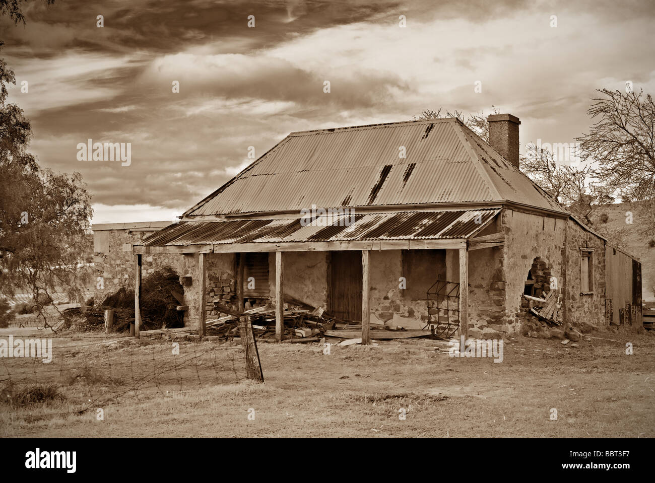 große Bild der alten Bauernhaus Ruinen in sepia Stockfoto