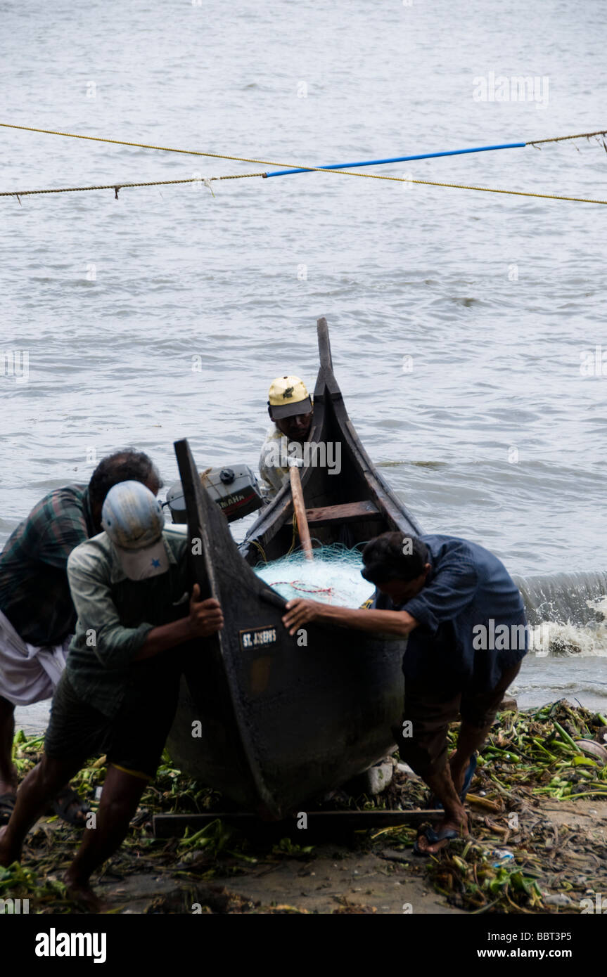 Fischer schleppt Holz Kanu, Cochin, Indien Stockfoto