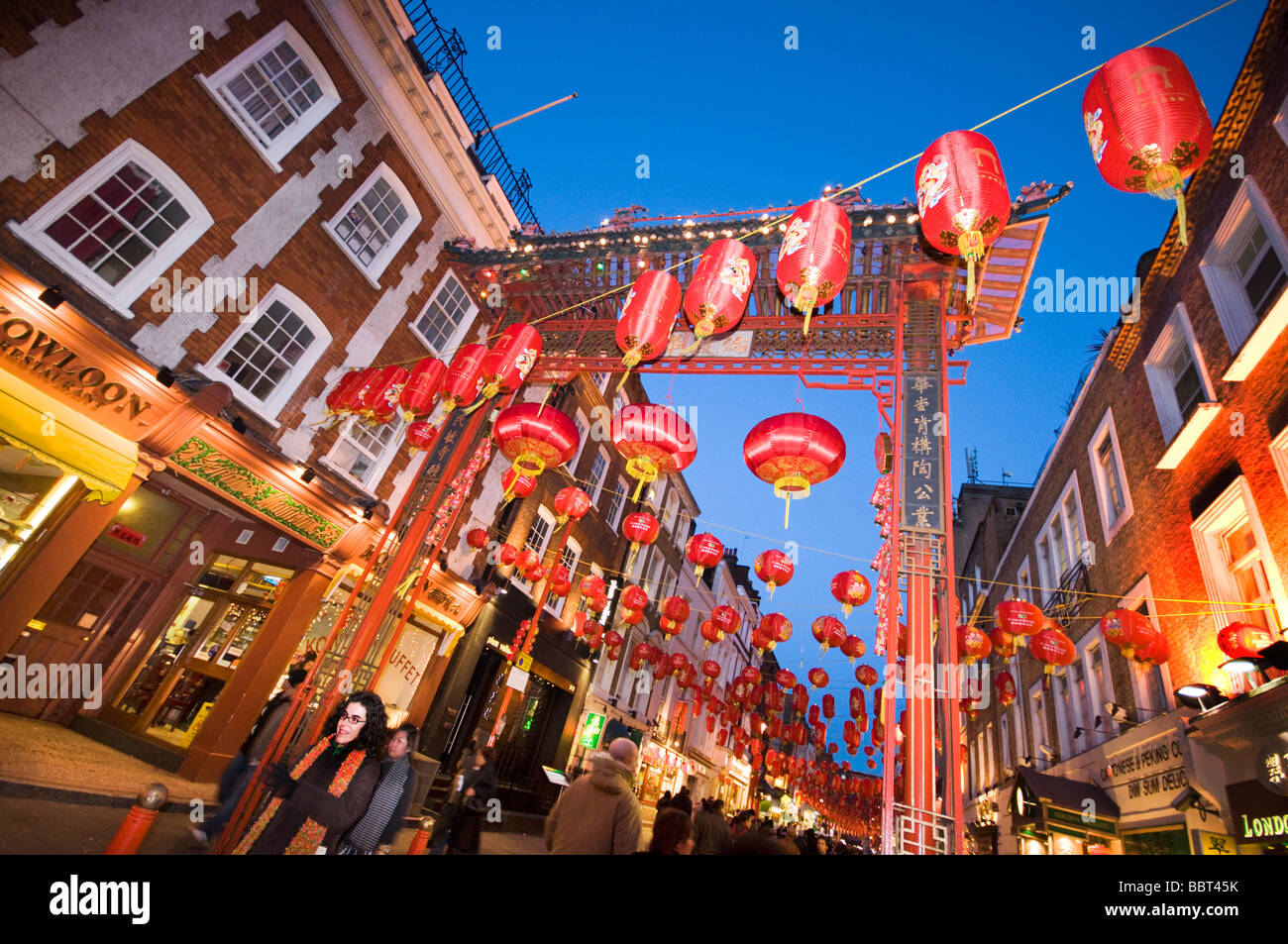 Londoner Chinatown am Abend, verziert mit roten Laternen, UK Stockfoto