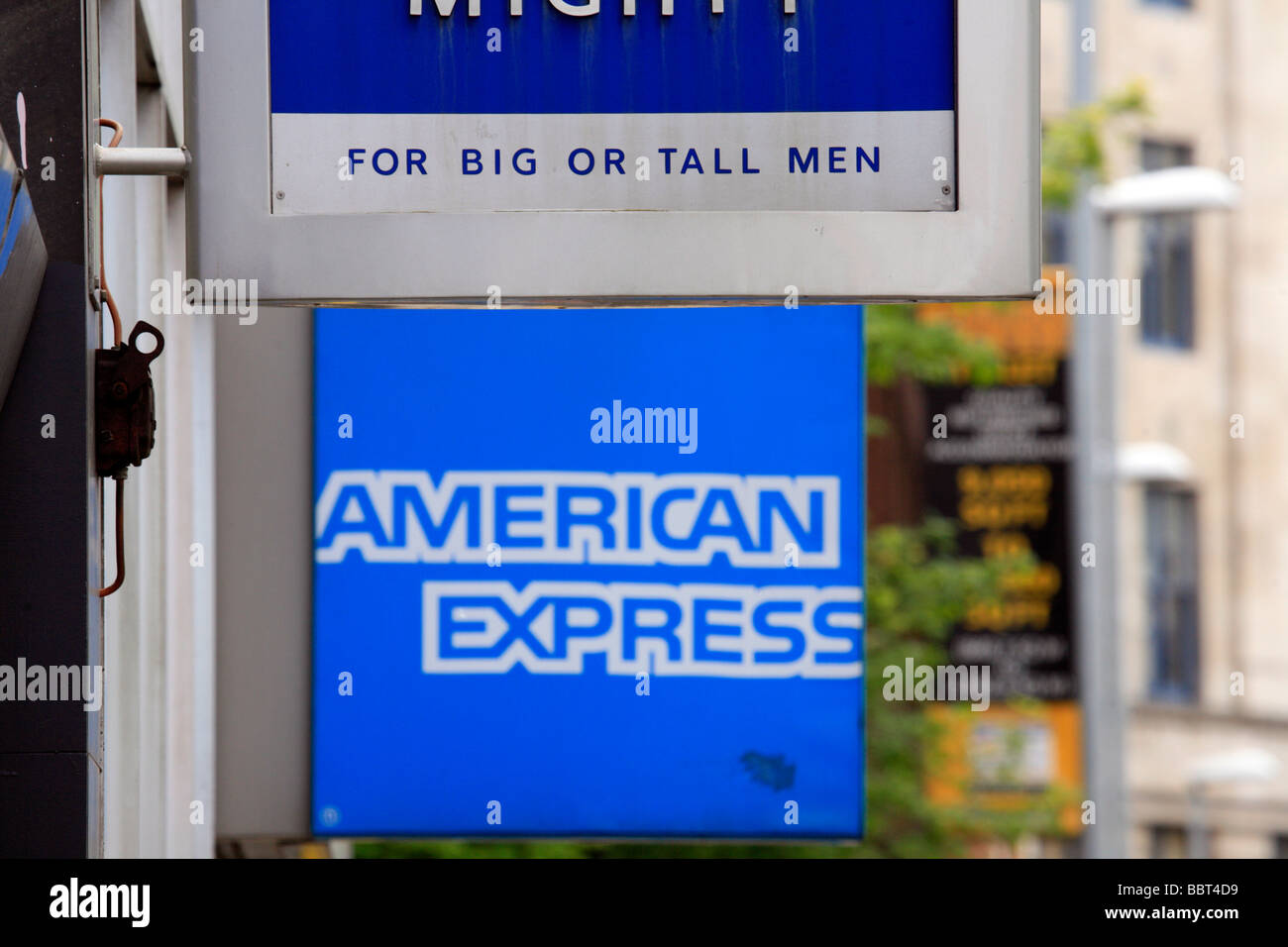 High And Mighty und American Express Logos auf High Street Läden Stockfoto