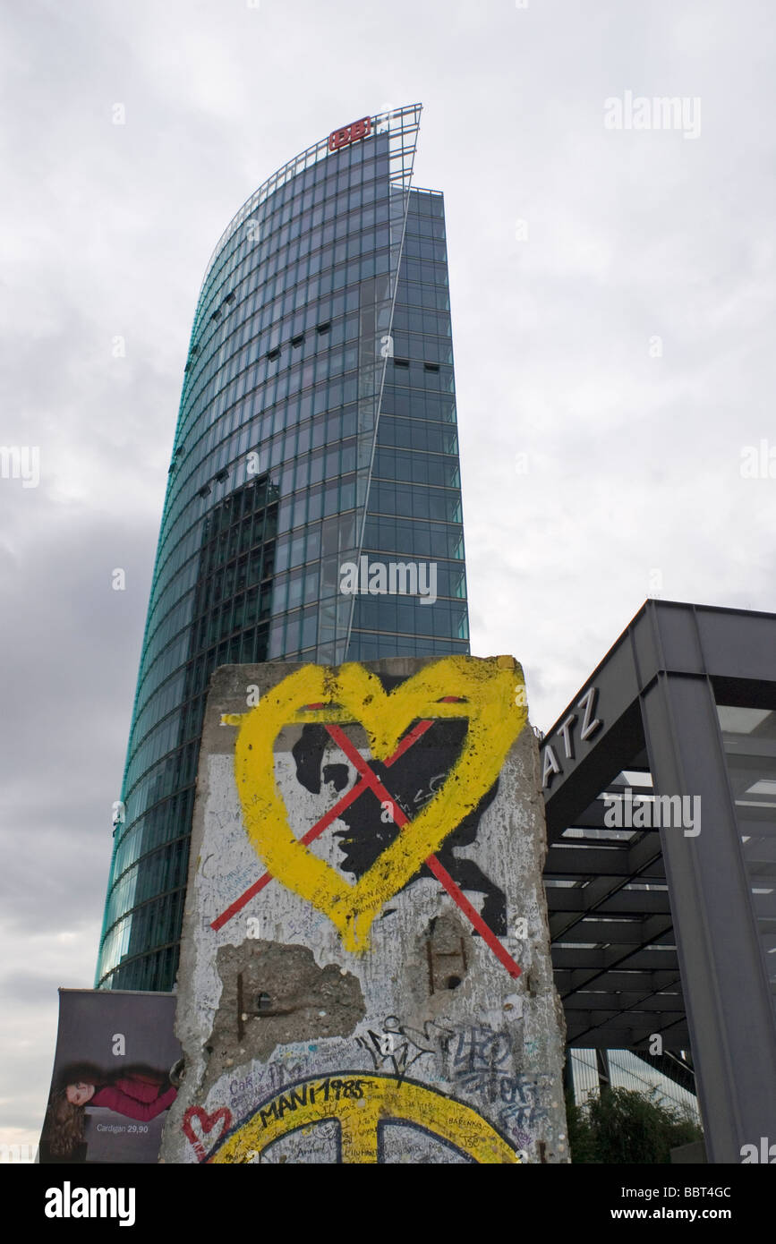 Graffiti auf Abschnitt der Mauer und DB-Turm in Potsdamer Platz, Berlin Stockfoto
