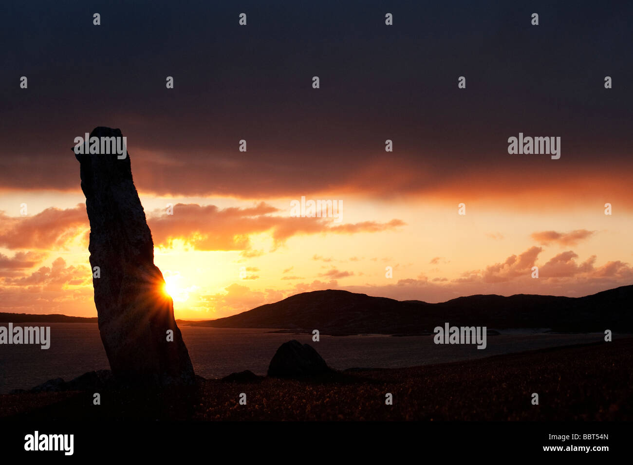 McLeods stehen Stein Sonnenuntergang Silhouette, mit Blick auf Ton z., Isle of Harris, äußeren Hebriden, Schottland Stockfoto