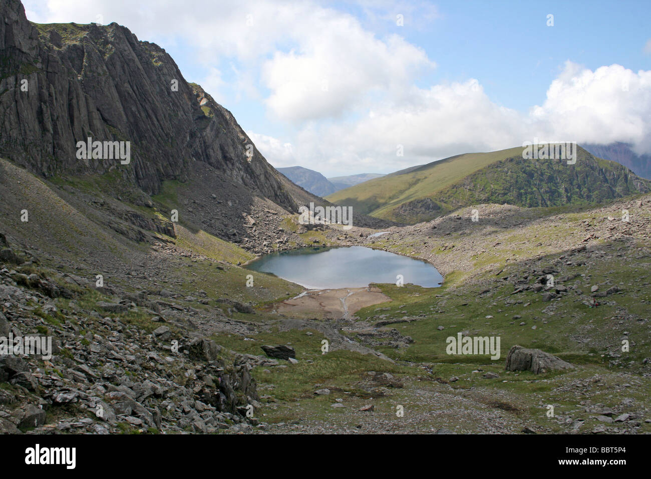 Clogwyn Du'r Arddu, an der Nordflanke des Snowdon mit Lyn Du'r Arddu, Wales, UK Stockfoto