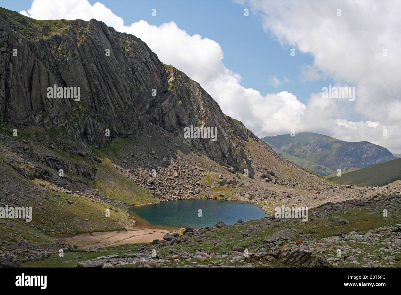 Clogwyn Du'r Arddu, an der Nordflanke des Snowdon mit Lyn Du'r Arddu, Wales, UK Stockfoto