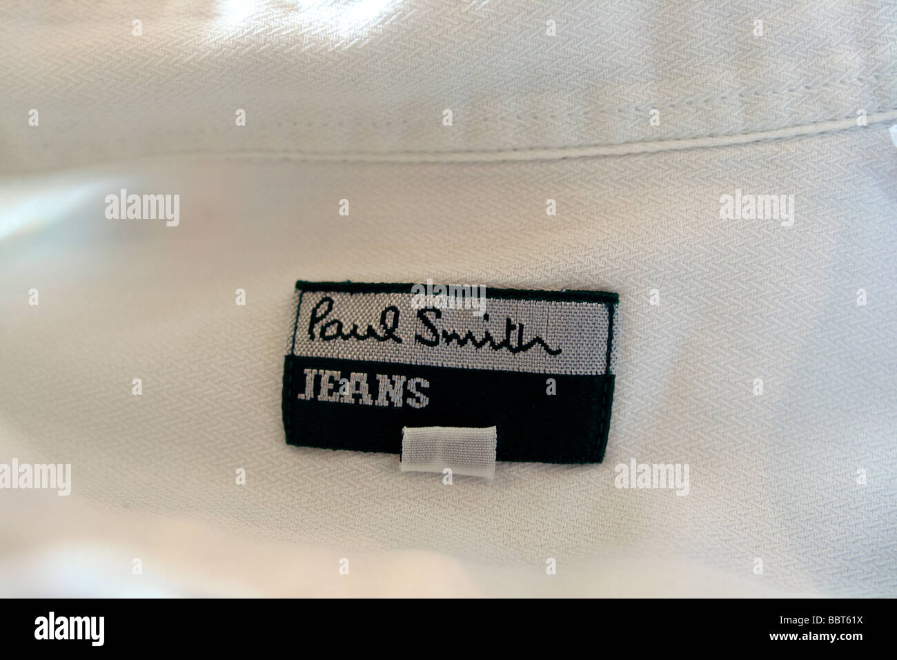 die Paul Smith Jeans-Label auf dem Hemd Stockfoto