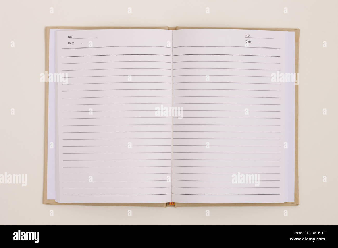 Studioshot der offenen Notebook mit leeren Seiten Stockfoto