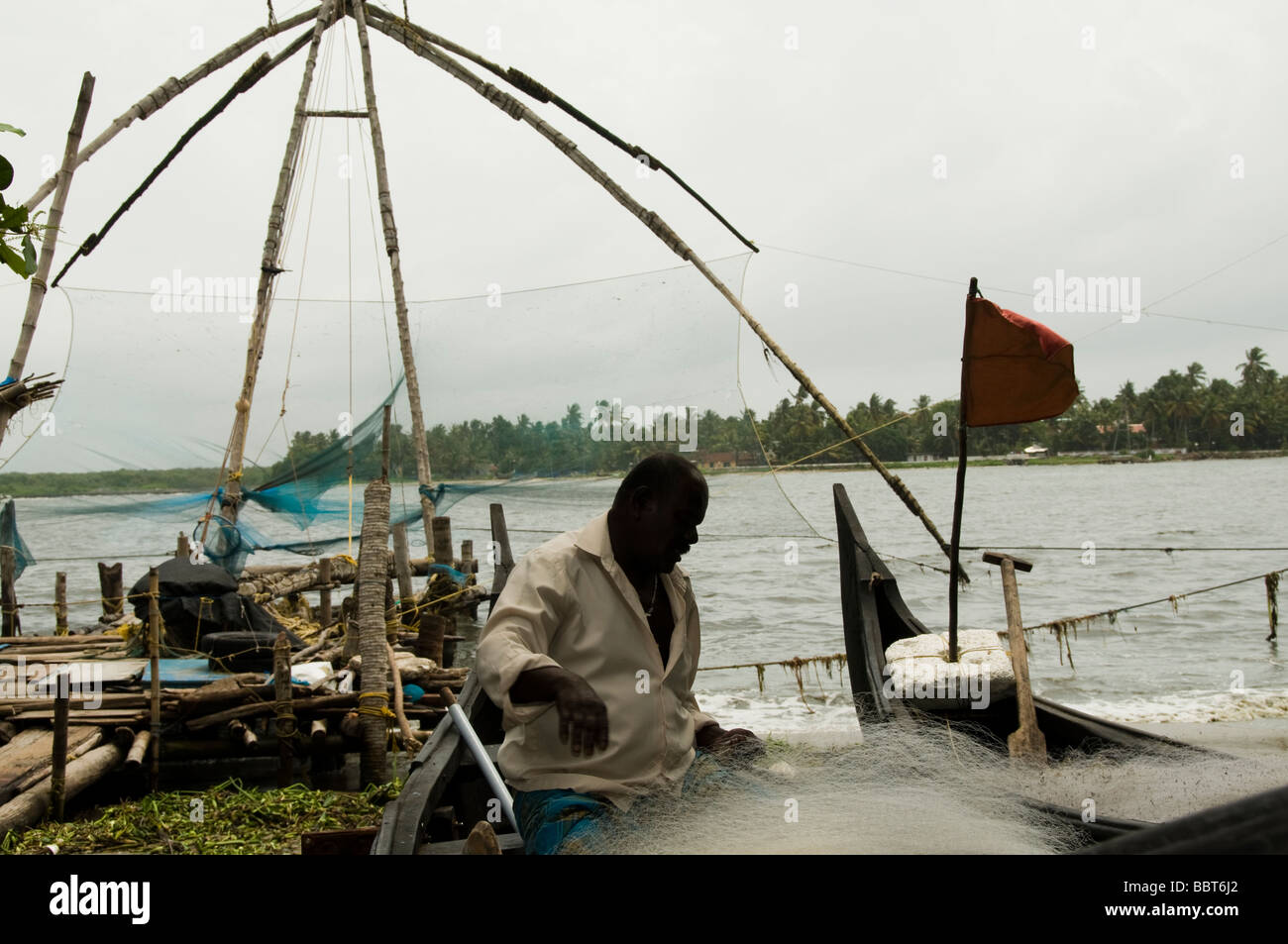 Indische Stammes-Fischer seine Fischernetze Flicken Stockfoto