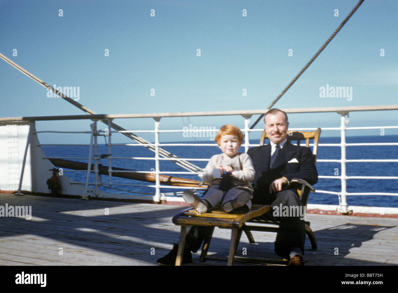 1955 stellen Vater und Tochter auf dem Deck des transatlantischen Liner in Richtung New York aus Nachkriegs Großbritannien Stockfoto