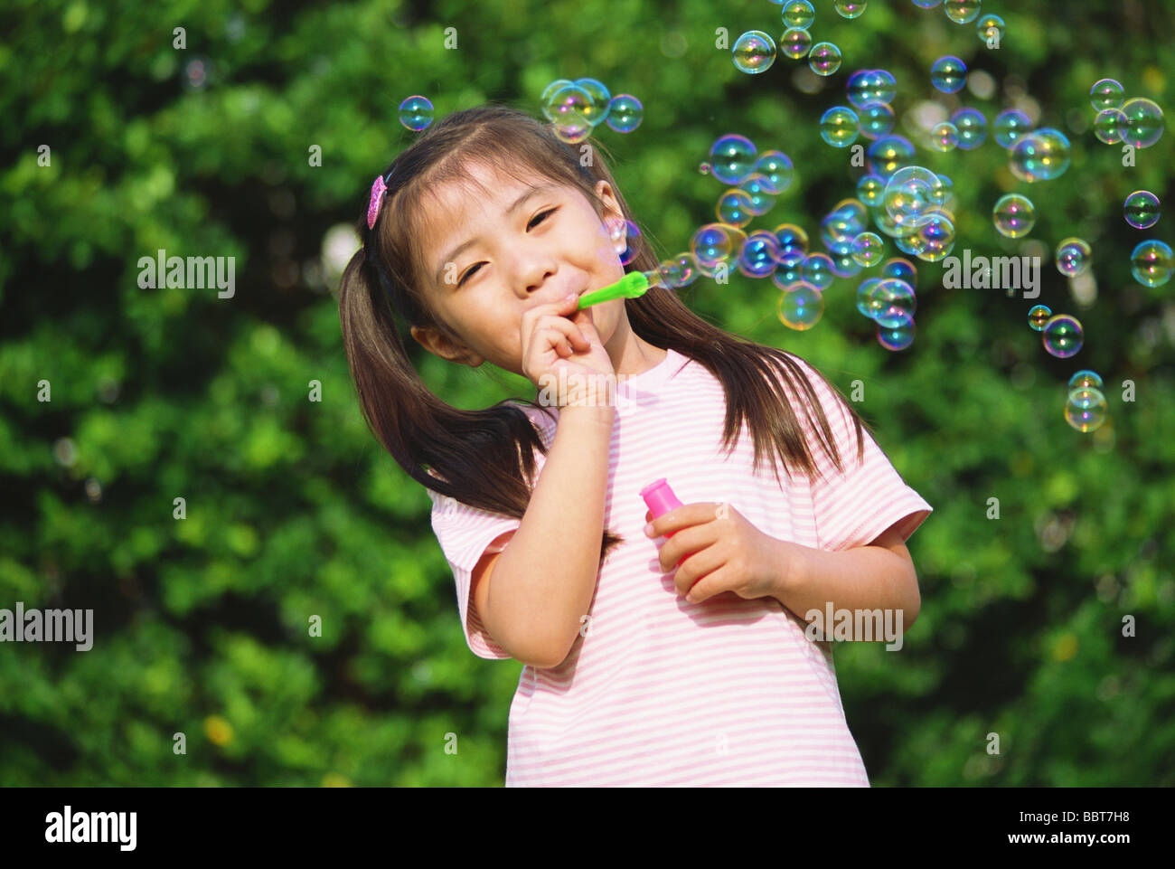 Japanische Mädchen bläst Seifenblasen Stockfoto