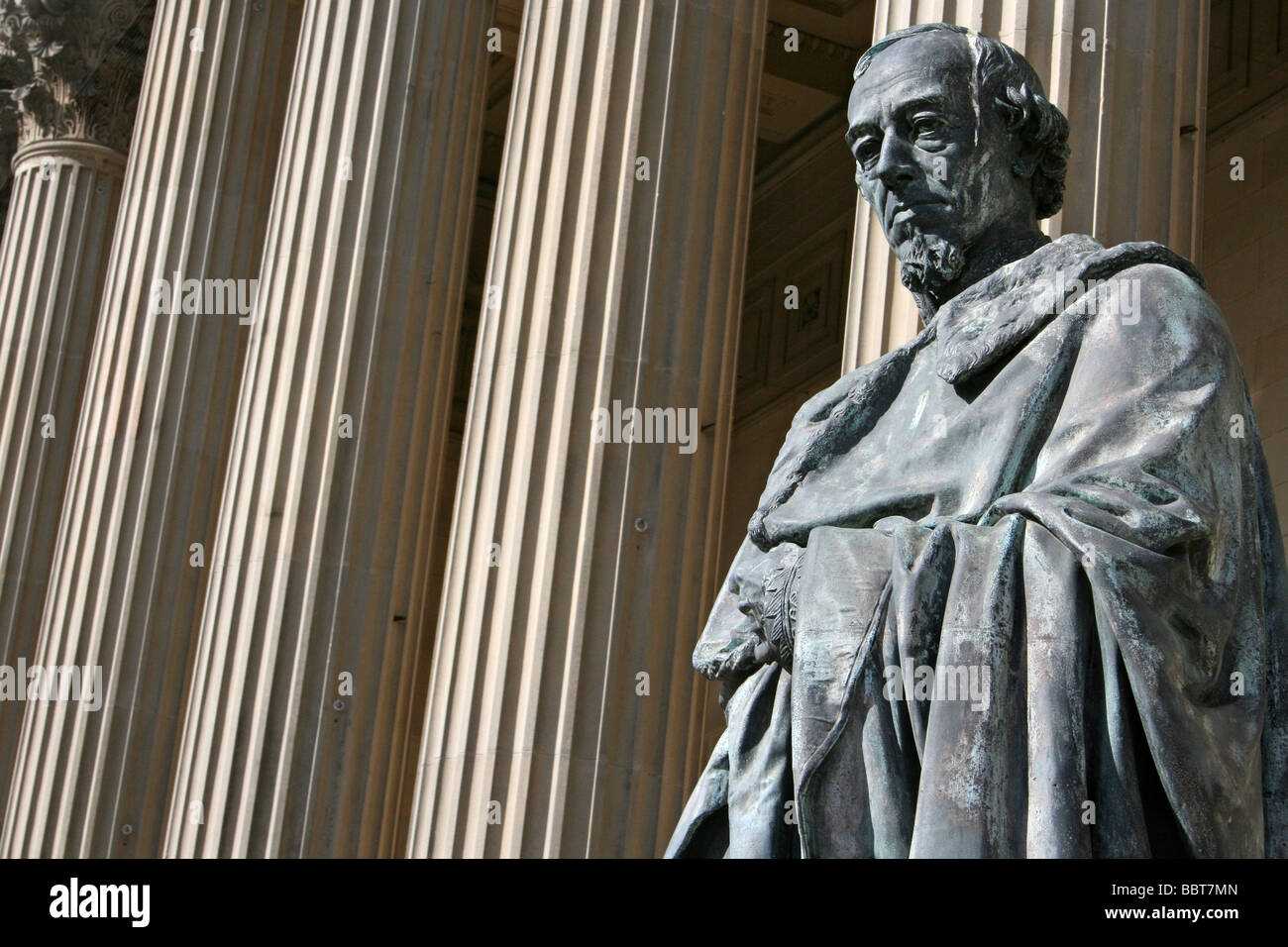 Statue von Benjamin Disraeli vor korinthischen Säulen an Str. Georges Hall, Liverpool, Merseyside, UK Stockfoto
