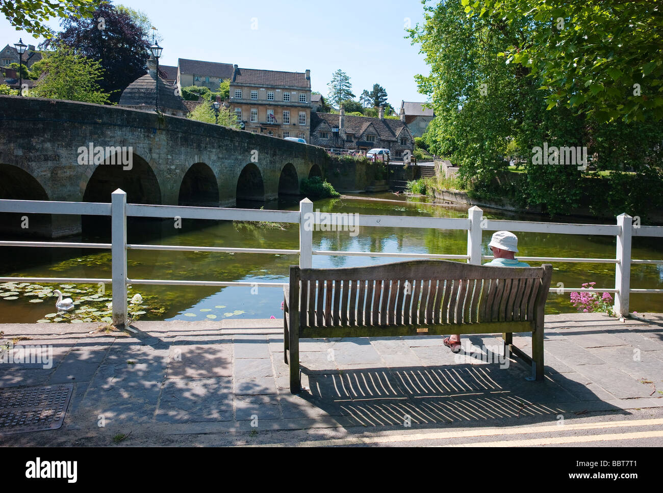 Entspannen neben dem Fluss Avon in "Bradford on Avon" Wiltshire UK Stockfoto