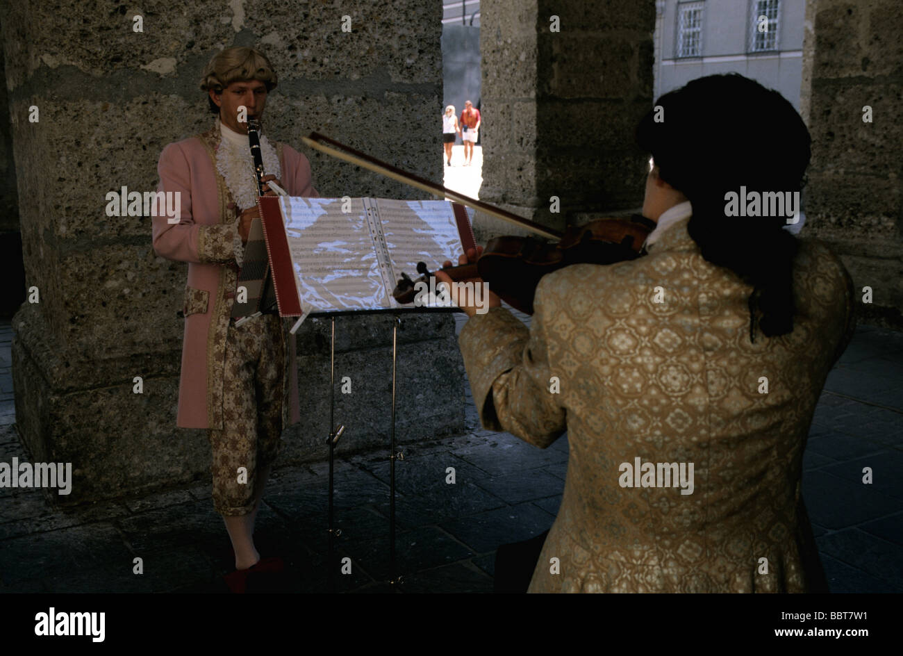 Zwei Musiker, ein Geiger und ein Klarinettist durchführen in traditioneller Kleidung während der Salzburger Festspiele, Salzburg, Österreich Stockfoto