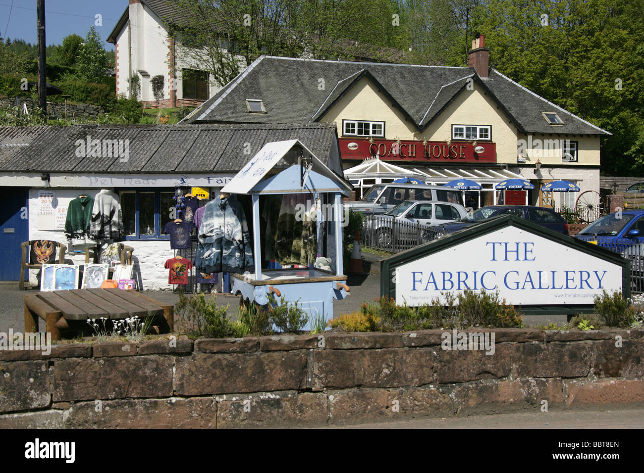 Dorf von Aberfoyle, Schottland. Die Stoff-Galerie-Craft-Shop mit dem Coach House Bar und Restaurant im Hintergrund. Stockfoto