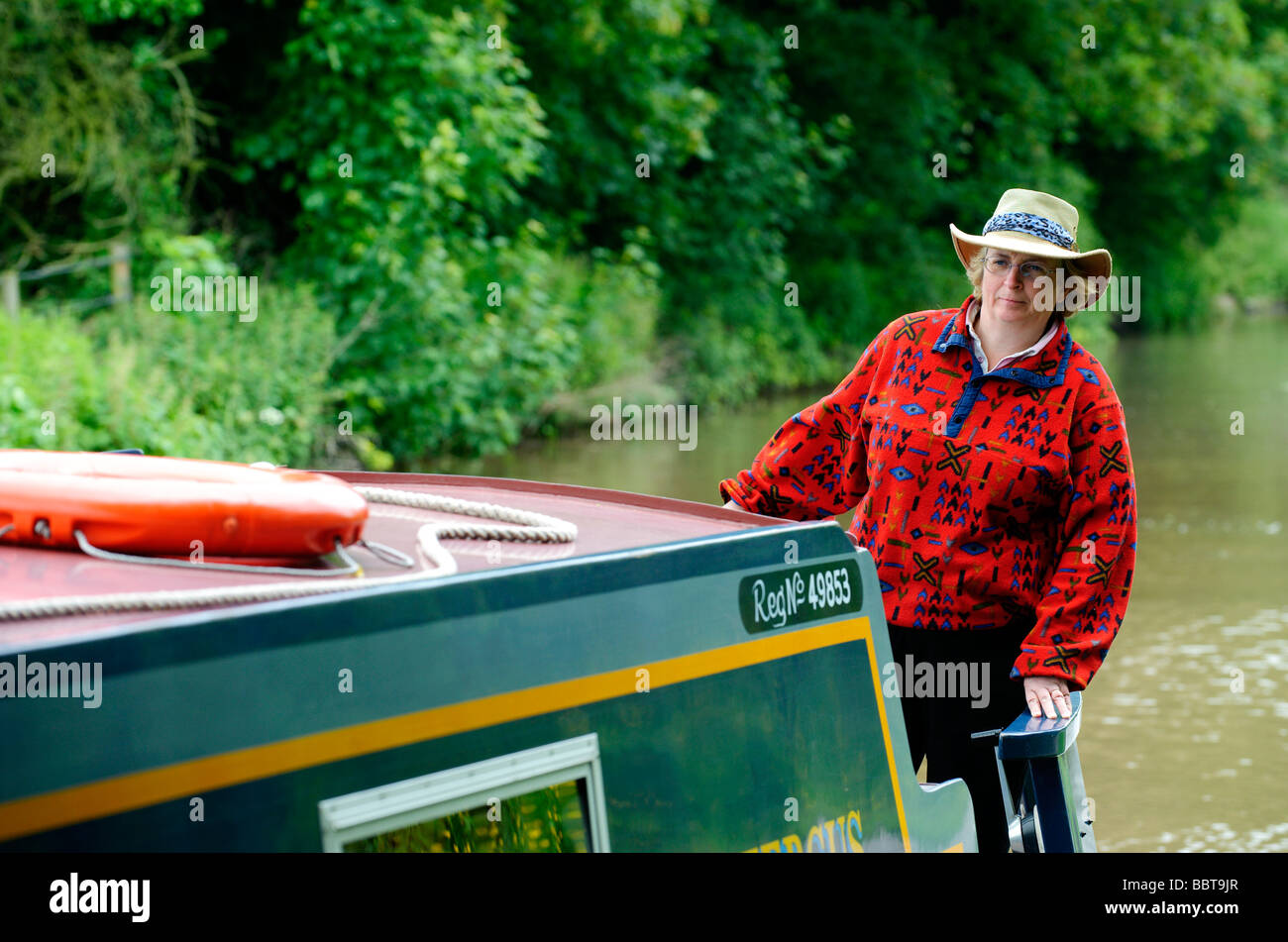 Die Besatzung von einem Lastkahn Aushandeln eines der Tore am Tyrley werden auf der Shropshire-Union-Kanal gesperrt Stockfoto