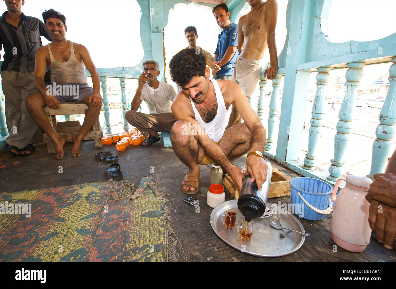 Dubai iranische Seeleute an Bord ihres Schiffes in den Dubai Creek Stockfoto