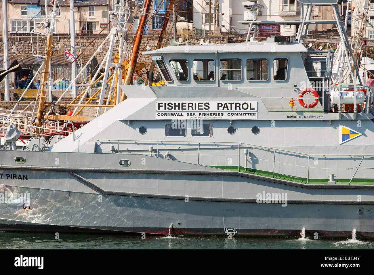 Ein Fischerei-Patrouillenboot in Newlyn Cornwall UK Stockfoto