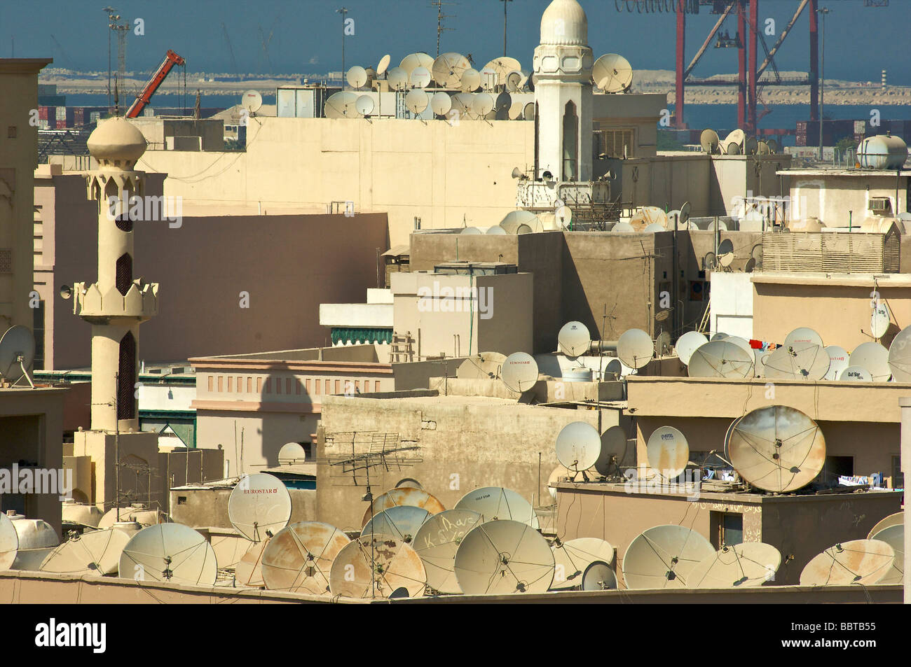 Dubai auf dem Dach mit Satelite Gerichte Stockfoto