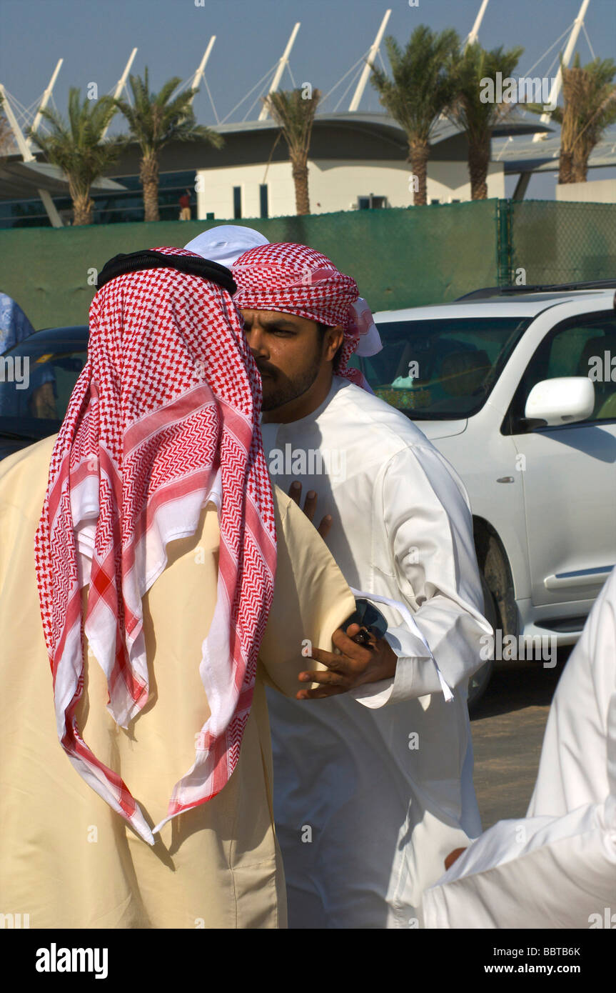 Dubai arabische Männer Gruß an die Kamelrennen Stockfoto