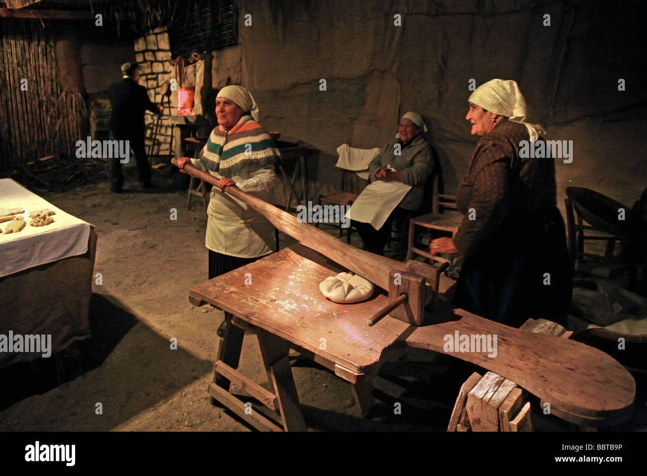 Baker, Darstellung des alten Handwerks, Monterosso Almo, Sizilien, Italien Stockfoto