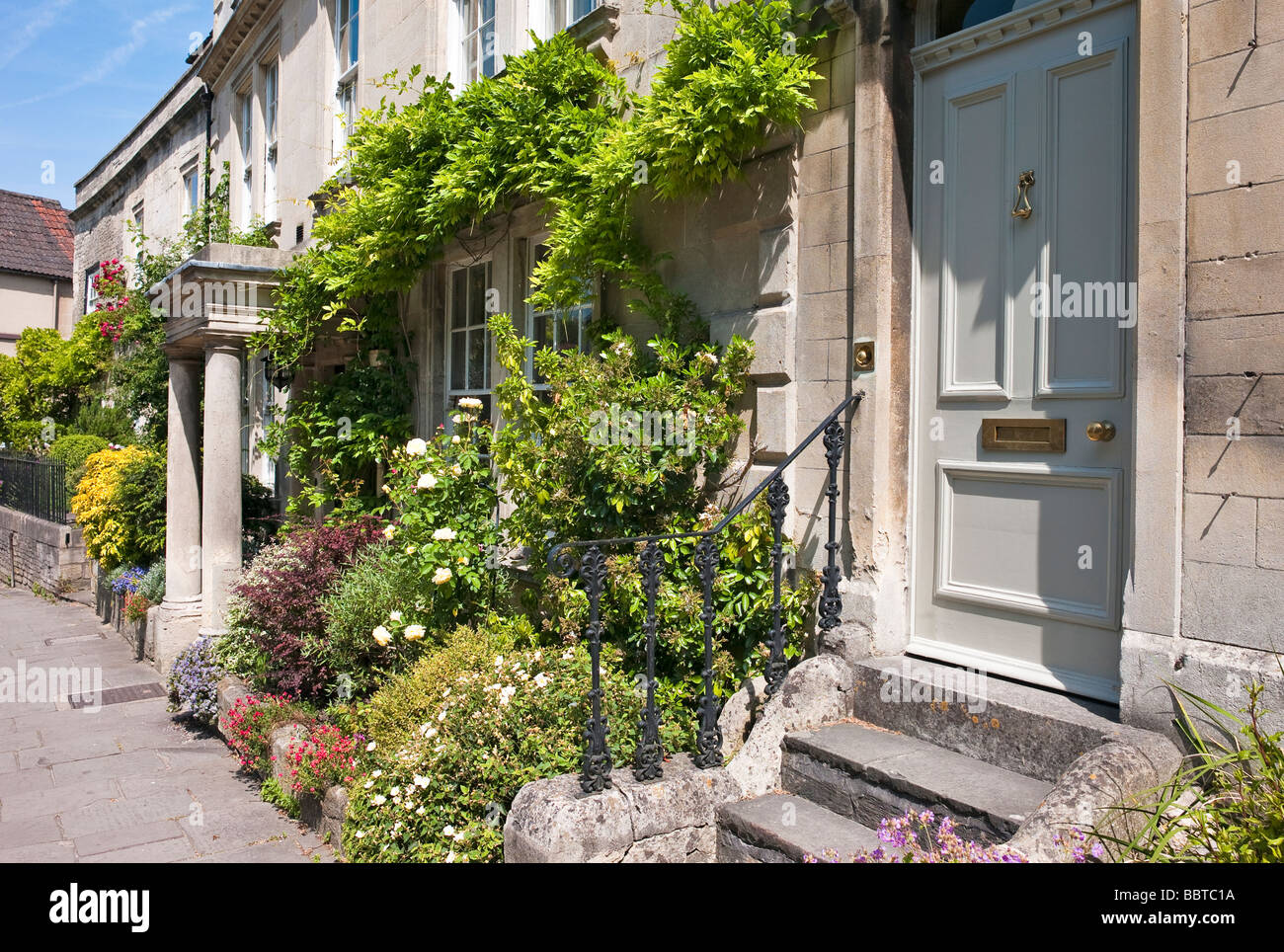 Alte Bürgerhäuser und Vorgärten in Bradford on Avon UK Stockfoto