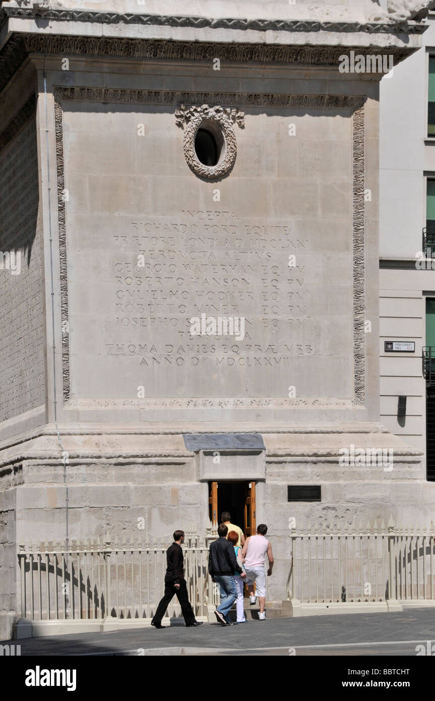 Besucher am Eingang zum Monument Gedenksäule zur großen Feuer London gesehen nach umfangreichen Renovierungsarbeiten im Jahr 2009 abgeschlossen Stockfoto