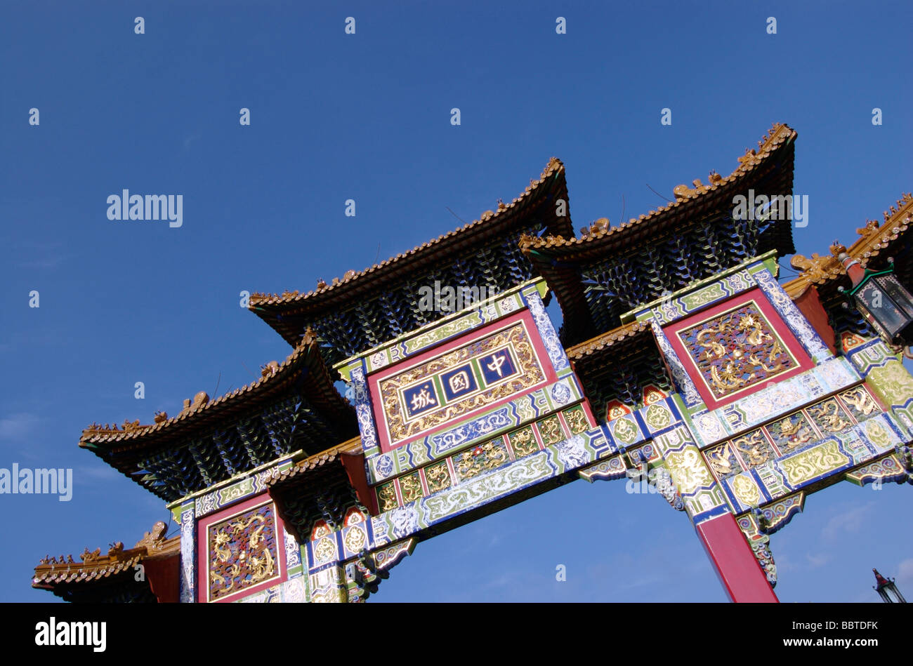 Chinesischen Bogen gegen blauen Himmel, Liverpool Stockfoto