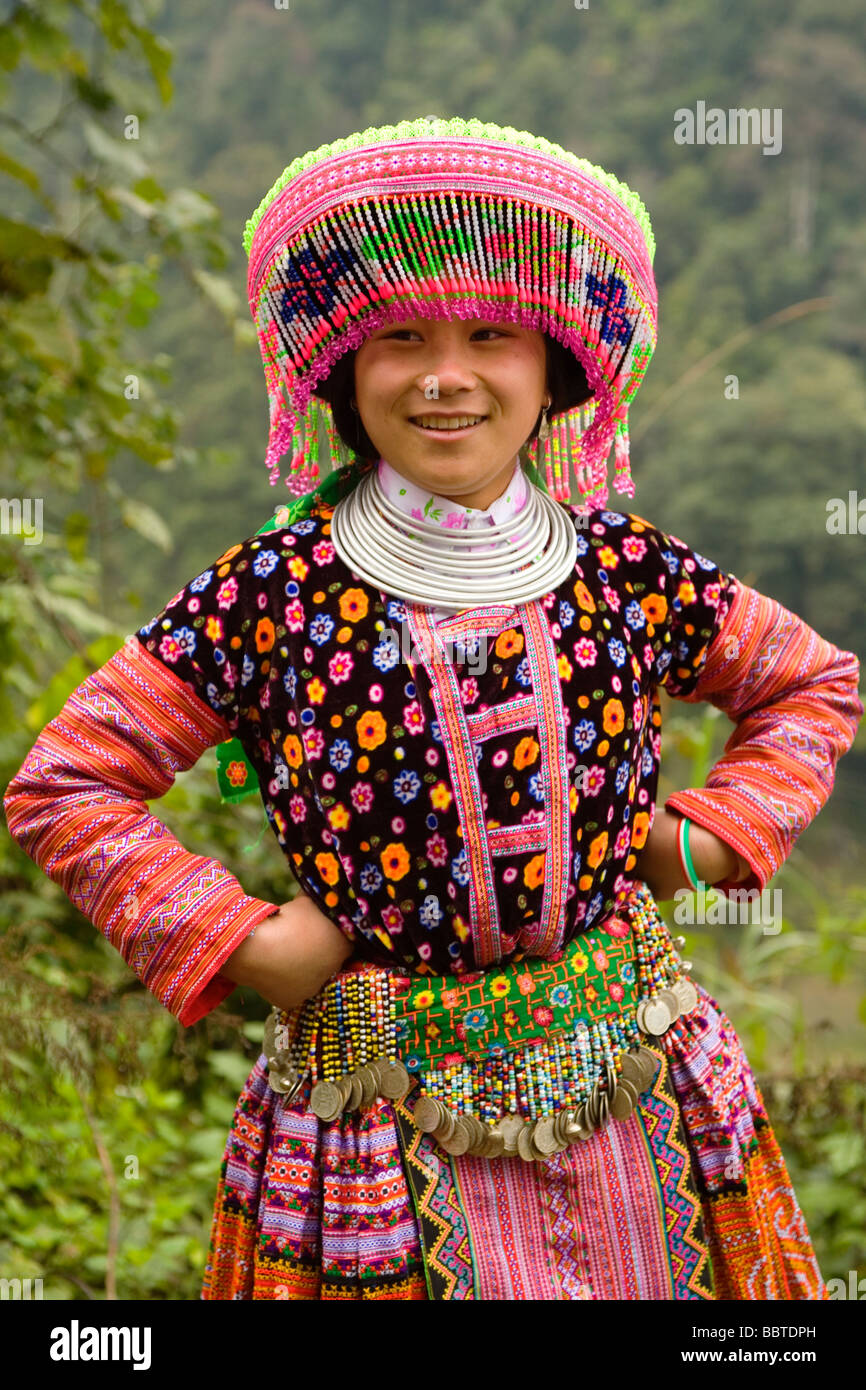 H.Mong Hill Tribe Mädchen in Vietnam tragen ihre neuen Outfits am 1. Januar 2009 Stockfoto