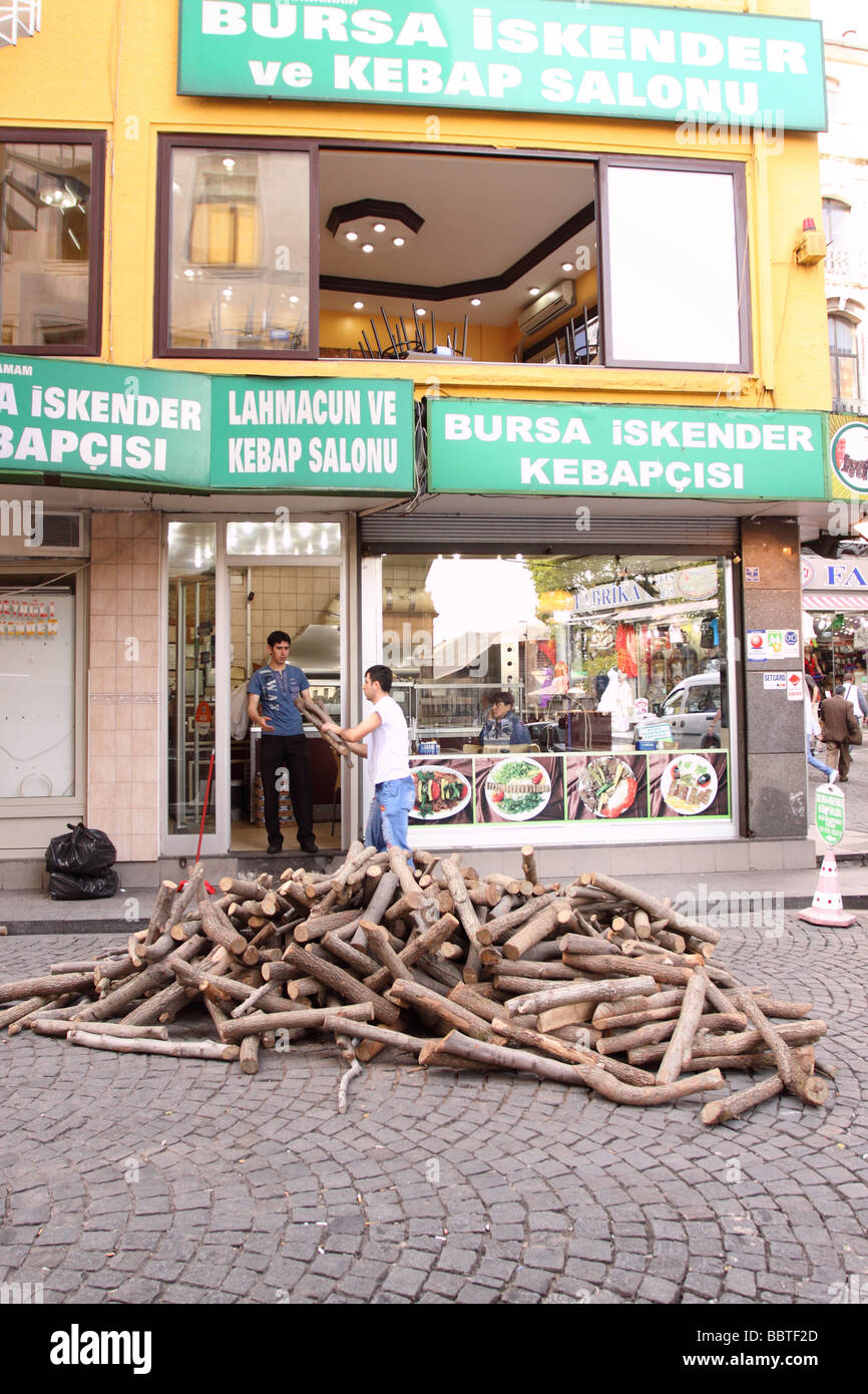 Istanbul Türkei ein Haufen neu gelieferter Holzstämme vor einem Kebab-Kebap-Café das Holz wird in Eminonu als Brennstoff für Holzkohle verwendet Stockfoto