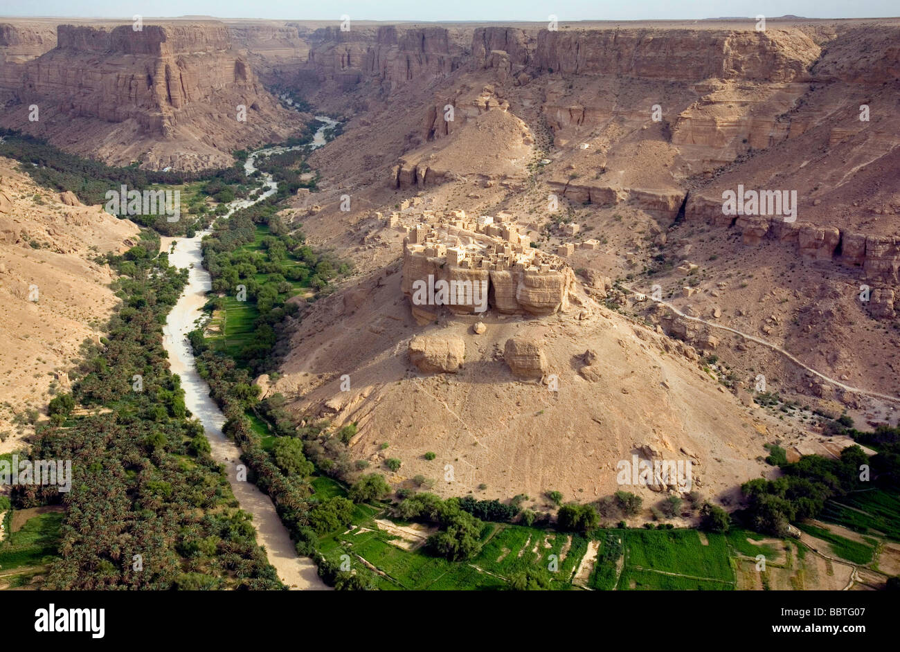 Mit Stadtblick, Al Ghayl, Wadi Amd, Jemen, Nahost Stockfoto