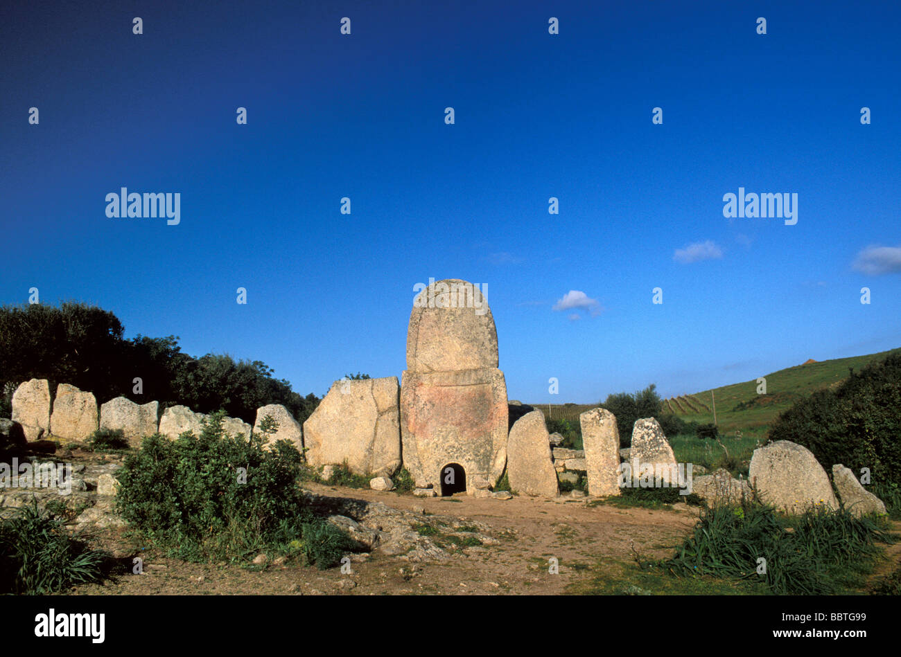 Coddu Vecchiu Riesen Grab, Arzachena, Sardinien, Italien Stockfoto