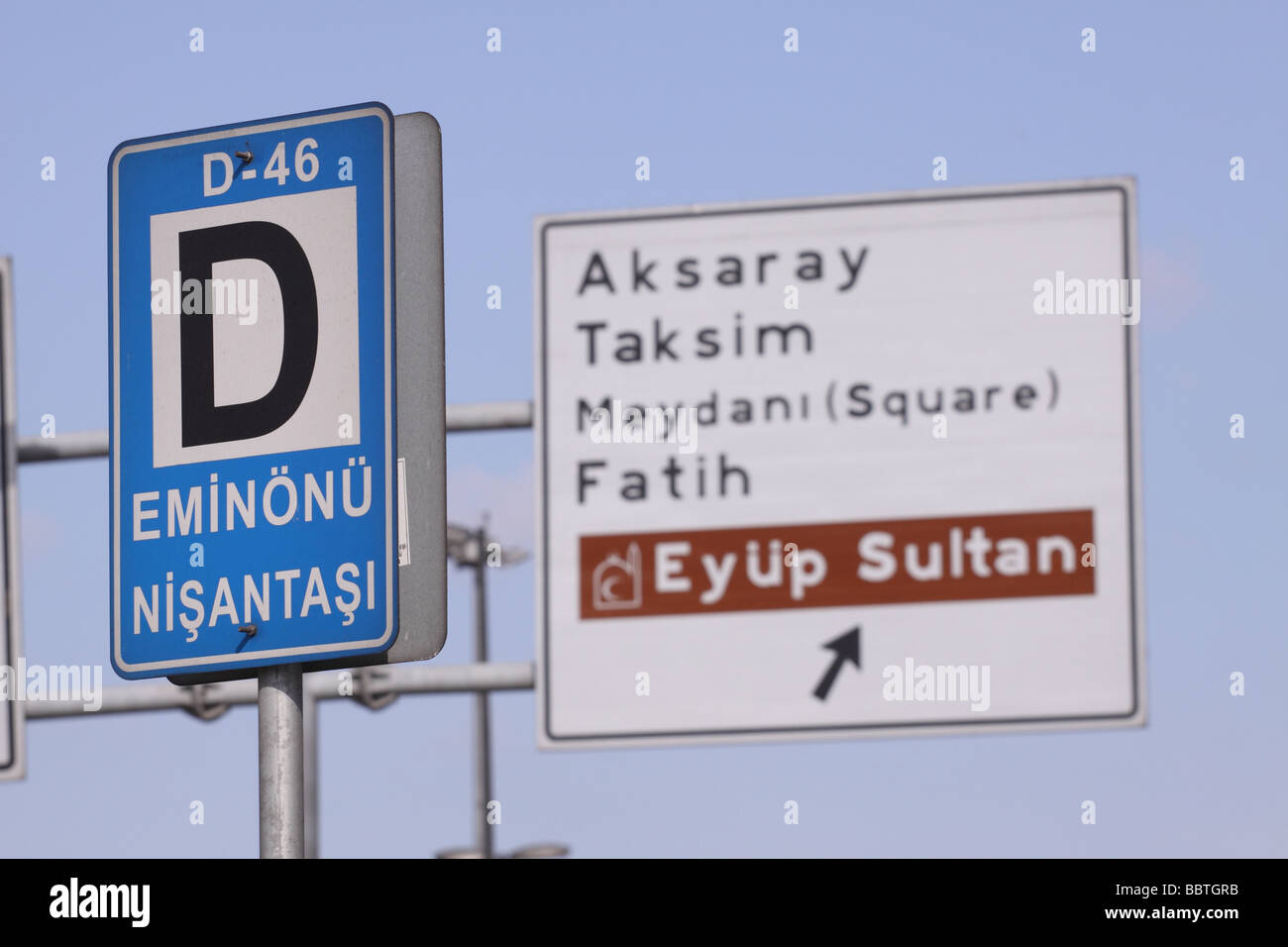Istanbul Türkei Verkehrszeichen zeigen D Dolmus Bus Stop und Vororte von Eyüp Fathis Taksim und Aksaray Stockfoto