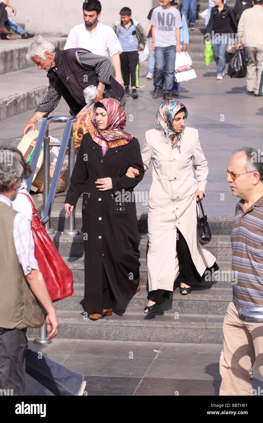 Istanbul Türkei Moderne türkische Frauen mit muslimischem Kopftuch und Kleidung unter den Menschenmassen in Eminonu Stockfoto
